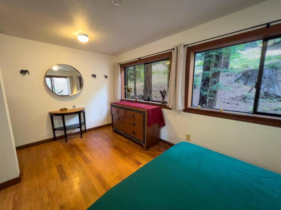 شقة Little House In The Redwoods With A Hot Tub! غاربرفيل المظهر الخارجي الصورة