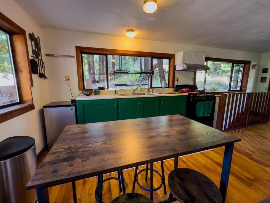 شقة Little House In The Redwoods With A Hot Tub! غاربرفيل المظهر الخارجي الصورة